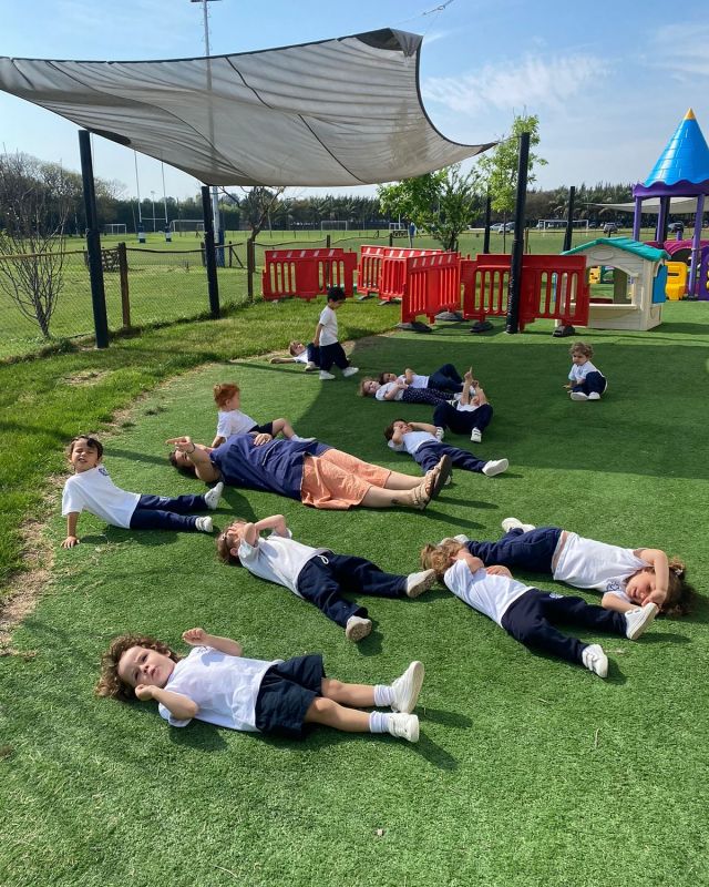 🧸After reading the story “Matías and the Color of the Sky,” K2 observed the sky over several days and learnt that there are daily cycles, and different weather conditions.

🔍After making this observation, they were able to paint their own interpretations of the sky!

🌐This kind of exploration helps our students connect literature with the natural world while developing their observation and artistic skills.

#LifeAtCampus #LearningJourney #SASSkinder